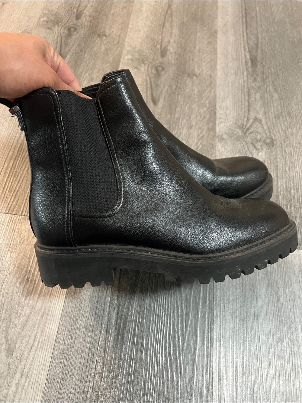 Reaction Kenneth Cole salt lug chelsea black ankle boots / size 7.5